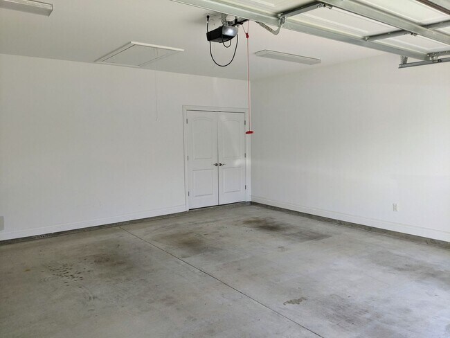 Building Photo - Wake up on Sleepy Brook Rd!