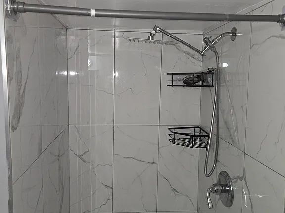 Building Photo - House for rent 4 bedroom and 2 complete bathroom, finished basement with kitchen, bathroom, parki...