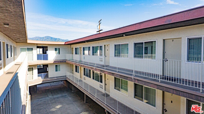 Building Photo - 447 W Elk Ave