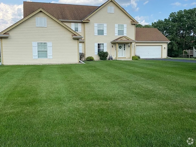 Building Photo - W264N2044 Deer Haven Ct