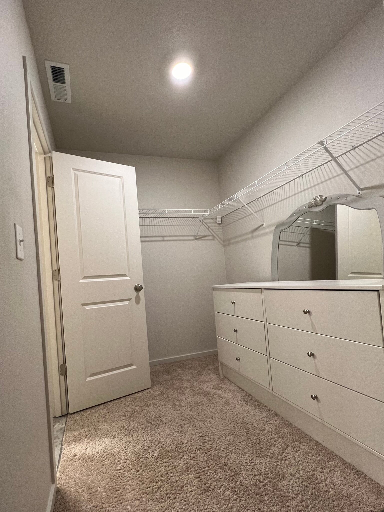 Walking closet - 720 NE 138th Pl