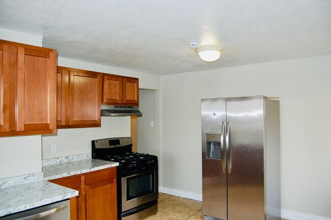 Building Photo - Updated 3Bedroom-In-Unit Laundry-$1,000 Move-In credit