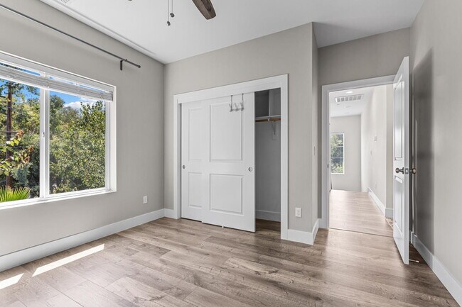 Building Photo - 5965 Hilltop Dr