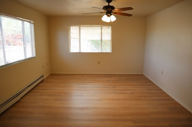 Building Photo - Livable, Lovable, & Avaiable!