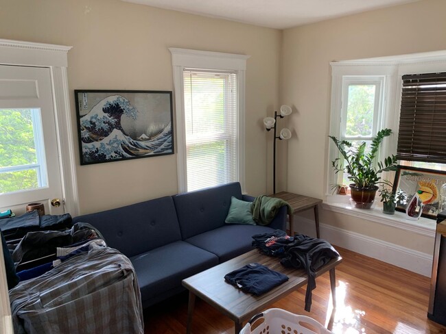 Building Photo - Huge 5 bed In Davis Square