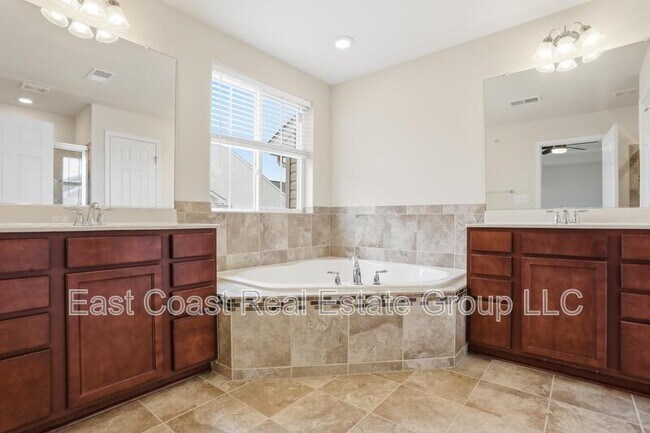 Building Photo - 5891 Bella Marie Wy