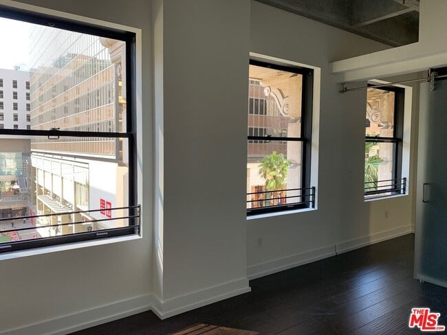 Building Photo - 727 W 7th St