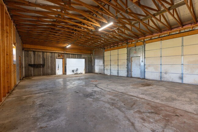 Building Photo - Country home equipped for on-site business!