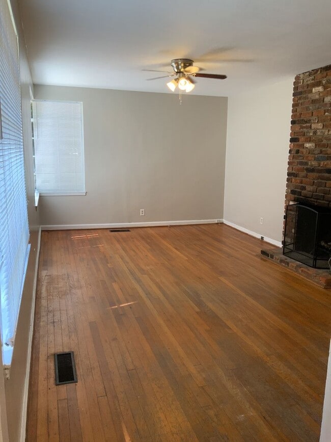 Building Photo - Great location