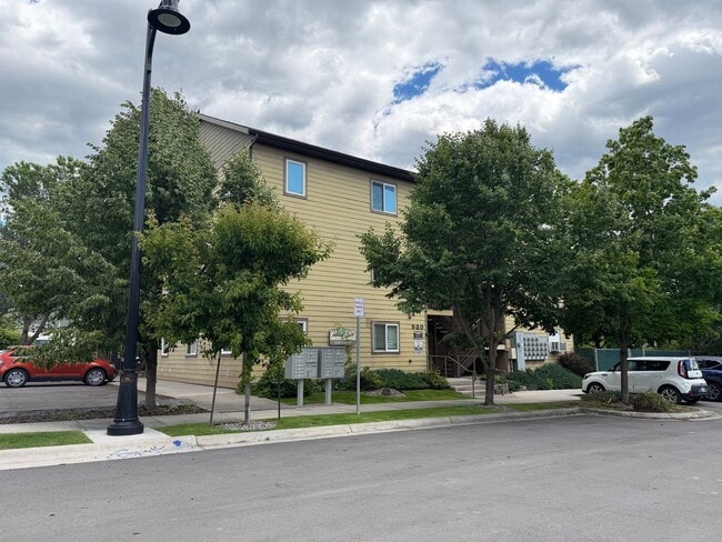 Building Photo - 530 Burton St