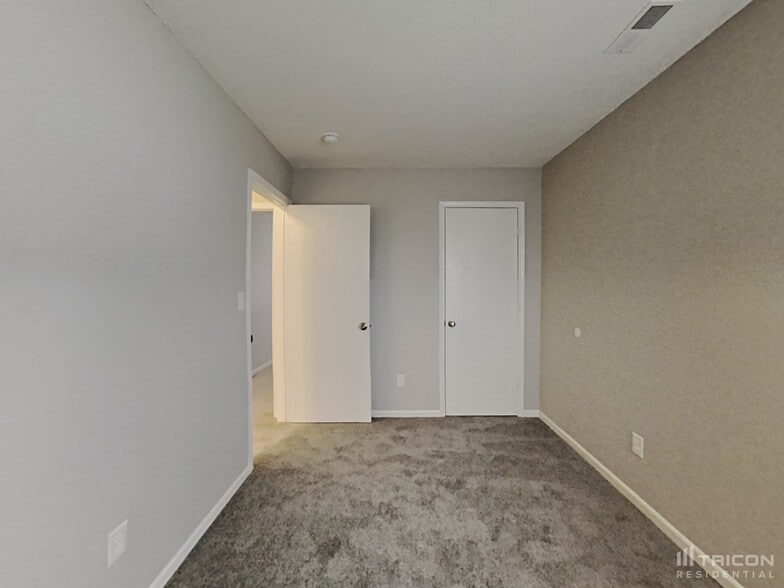 Building Photo - 1679 Long Lake Dr