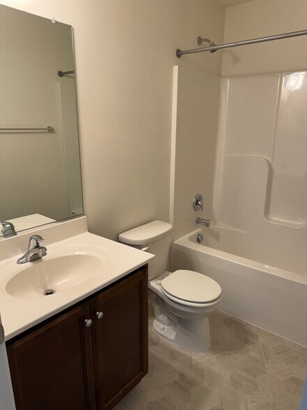 Second full bathroom - 7820 Vermeil St