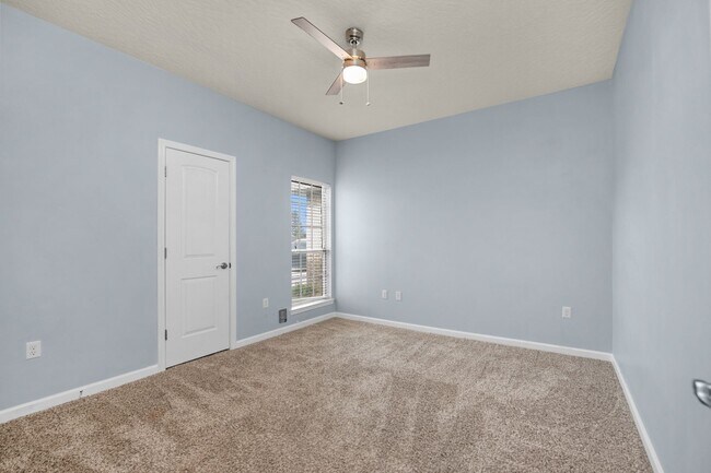 Building Photo - MOVE-IN SPECIAL!
