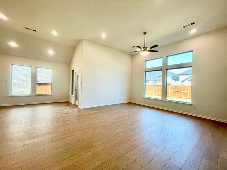 Building Photo - 16205 Garden Dr
