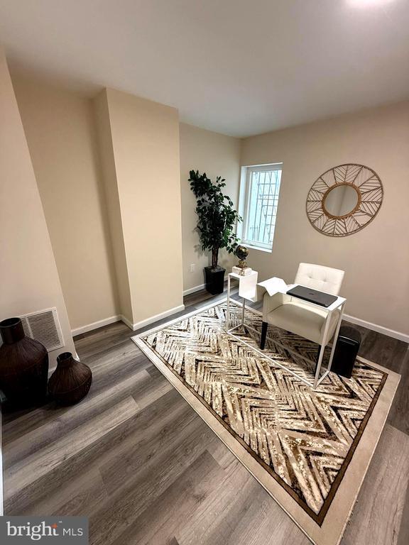 Building Photo - 1028 E North Ave