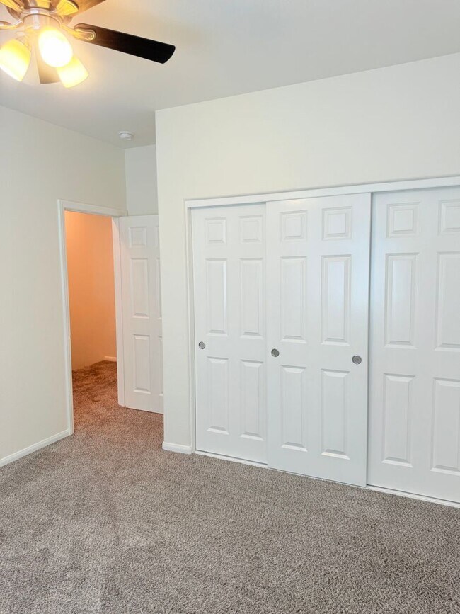 Building Photo - 3 bed 2 car garage condo for rent in Murrieta