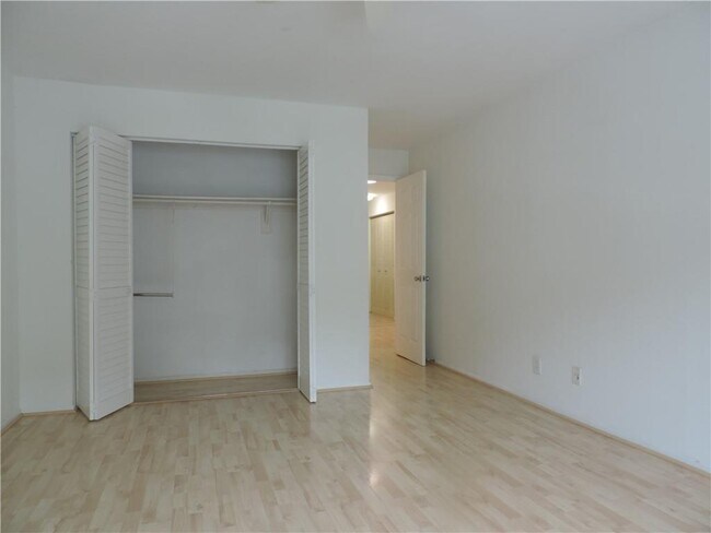 Building Photo - 68 Springhedge Ct St