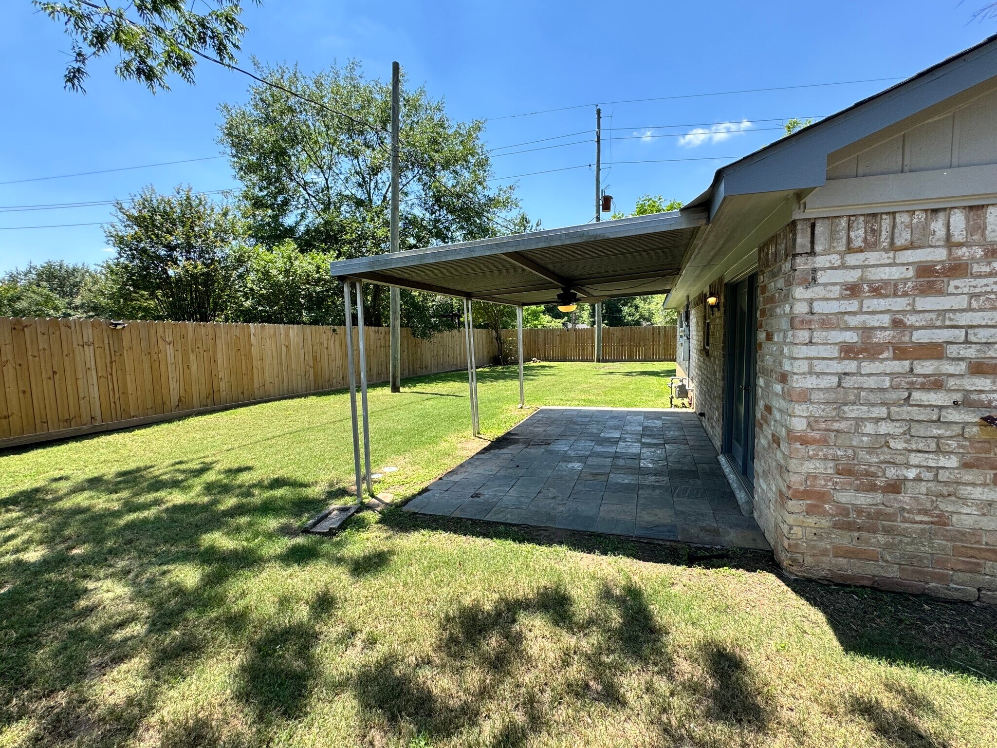 Building Photo - 9811 Charter Ridge Dr