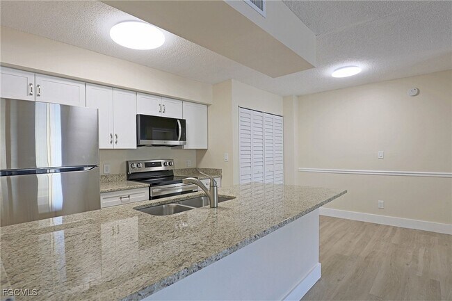 Building Photo - 5331 Summerlin Rd
