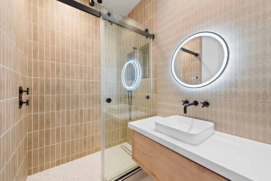 Building Photo - 207 W Avenida San Antonio