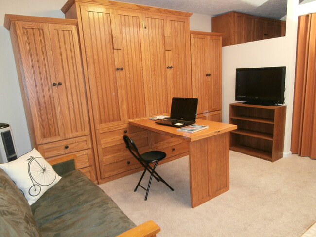 Building Photo - Efficiency Apt Close to Campus