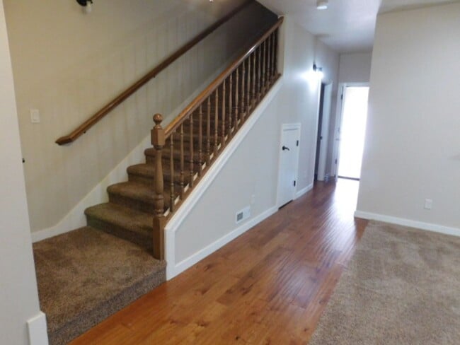 Building Photo - 3Bd/2.5Ba Two Story Townhouse - Available ...