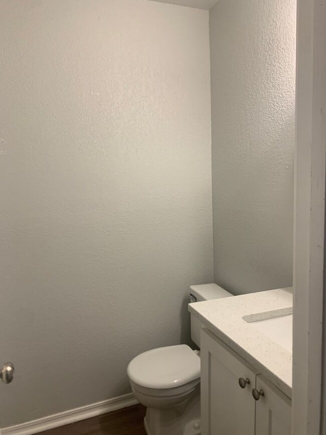 Building Photo - Renovated 3 Bedroom/ 1.5 Bath in Great Neighborhood