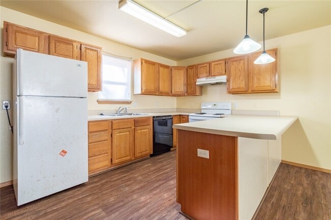 Building Photo - 210 Meadow Ct