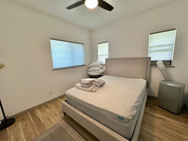 Building Photo - Newly Renovated & Fully Furnished 2 Bedroo...