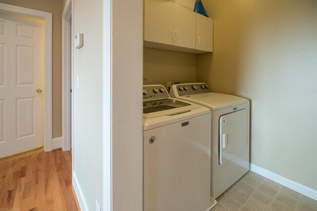Building Photo - Charming Wyatt Farms Home with Stunning Vi...