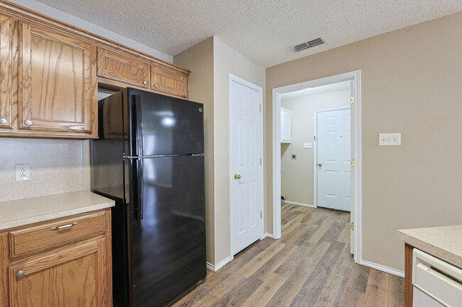 Building Photo - Don't miss this 2 Bedroom Duplex