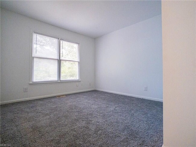 Building Photo - 2407 Rennie Dr