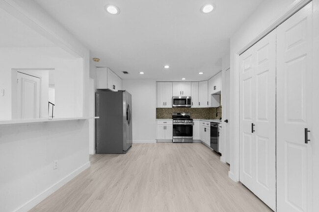 Building Photo - 6646 Montauk Dr