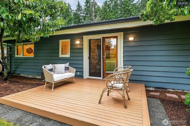 Building Photo - Shoreline Rambler