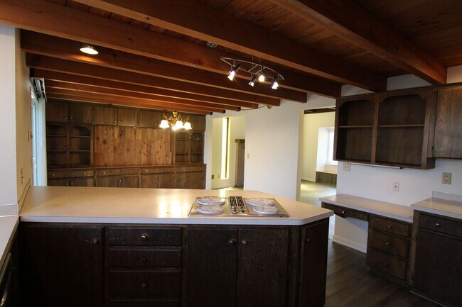 Building Photo - SPACIOUS 3+ BEDROOM SALMON CREEK/MOUNT VISTA MULTI-LEVEL HOME WITH LARGE FENCED YARD!