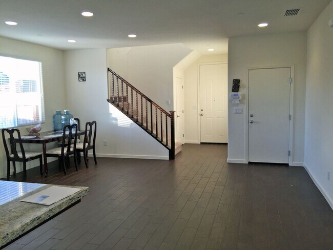 Building Photo - Beautiful 4 Bedroom 3 Bathroom 2700SF Rancho Cordova Home