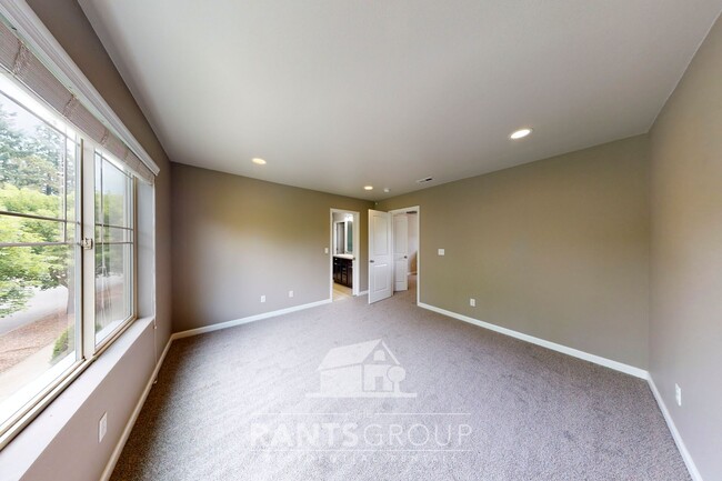 Building Photo - Stylish 3-Bedroom Townhome in Great West Olympia Location