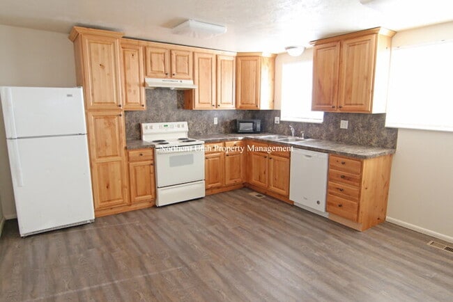 Building Photo - 3 Bed 1 Bath Duplex