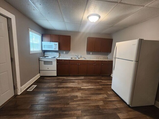 Building Photo - 2 Bedroom, 1.5 Bathroom home conveniently located on Terre Haute's desirable southeast side near ...