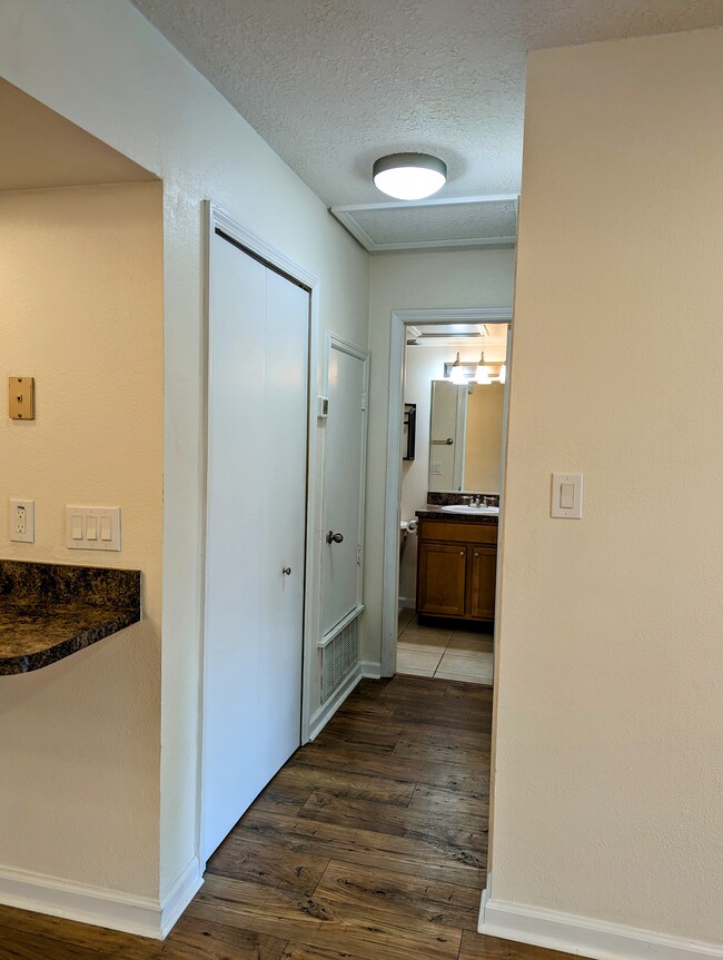 Building Photo - 3134 Plaza Terrace Dr