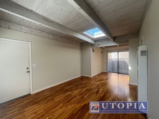 Building Photo - Adorable 1 bedroom, 1 bathroom triplex uni...