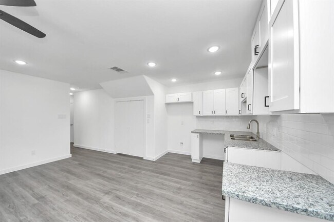 Building Photo - 2322 Wavell St