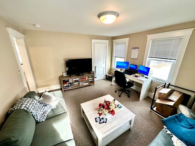 Building Photo - 156 Main St