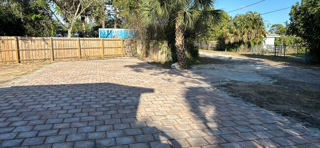 Building Photo - 1100 Kriss Ln