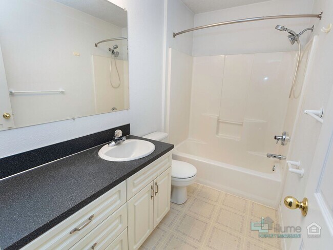 Building Photo - West Linn Single Family 3 Bd/2.5 Bth w/ Ba...