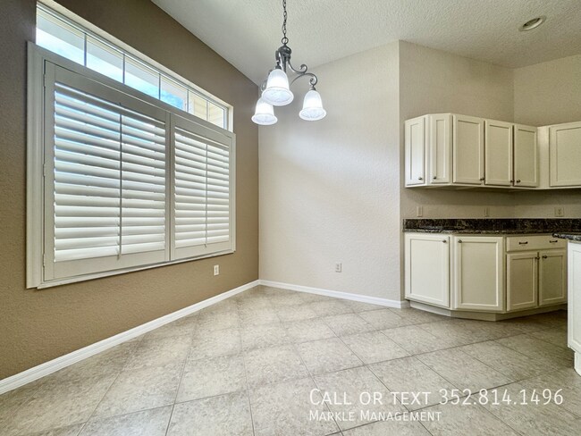 Building Photo - 487 Thistledown Way