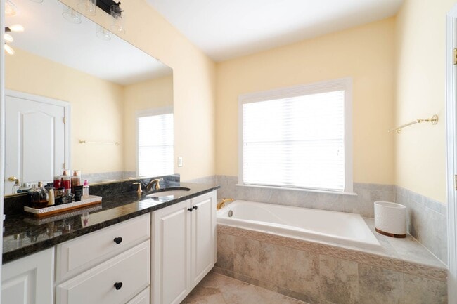 Building Photo - Well Appointed 3 Bedroom 3.5 Bath Townhome in Fairfax