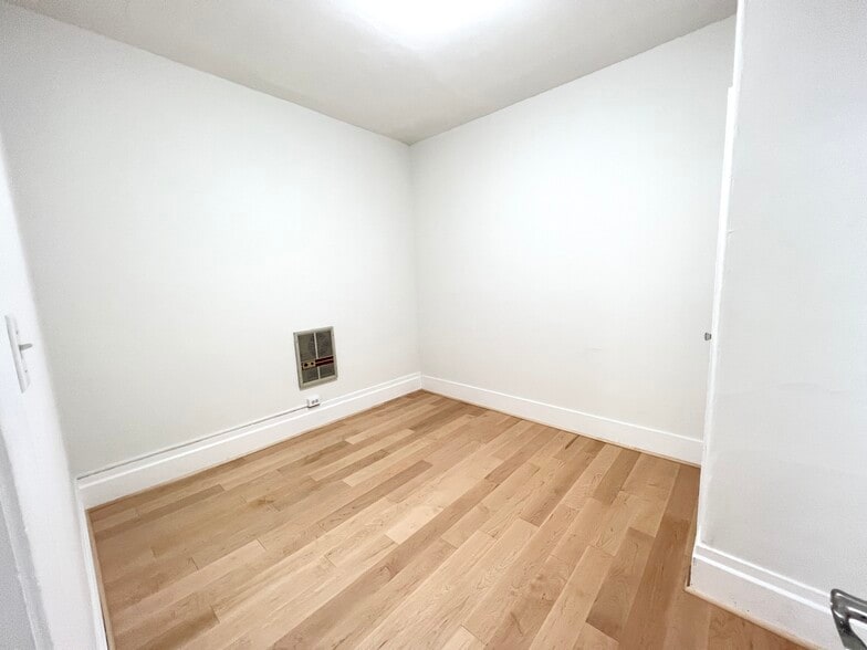 Building Photo - 44A Varennes St