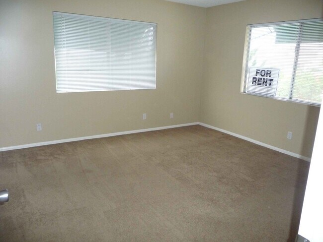 Building Photo - $500 MOVE IN SPECIAL! Large 2 Bedroom, 2 Bath Condo - Walk to Mission Bay!