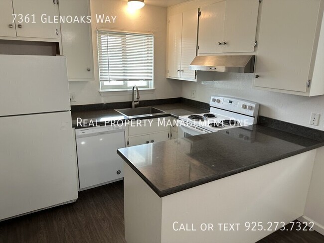 Building Photo - 7361 Glenoaks Way